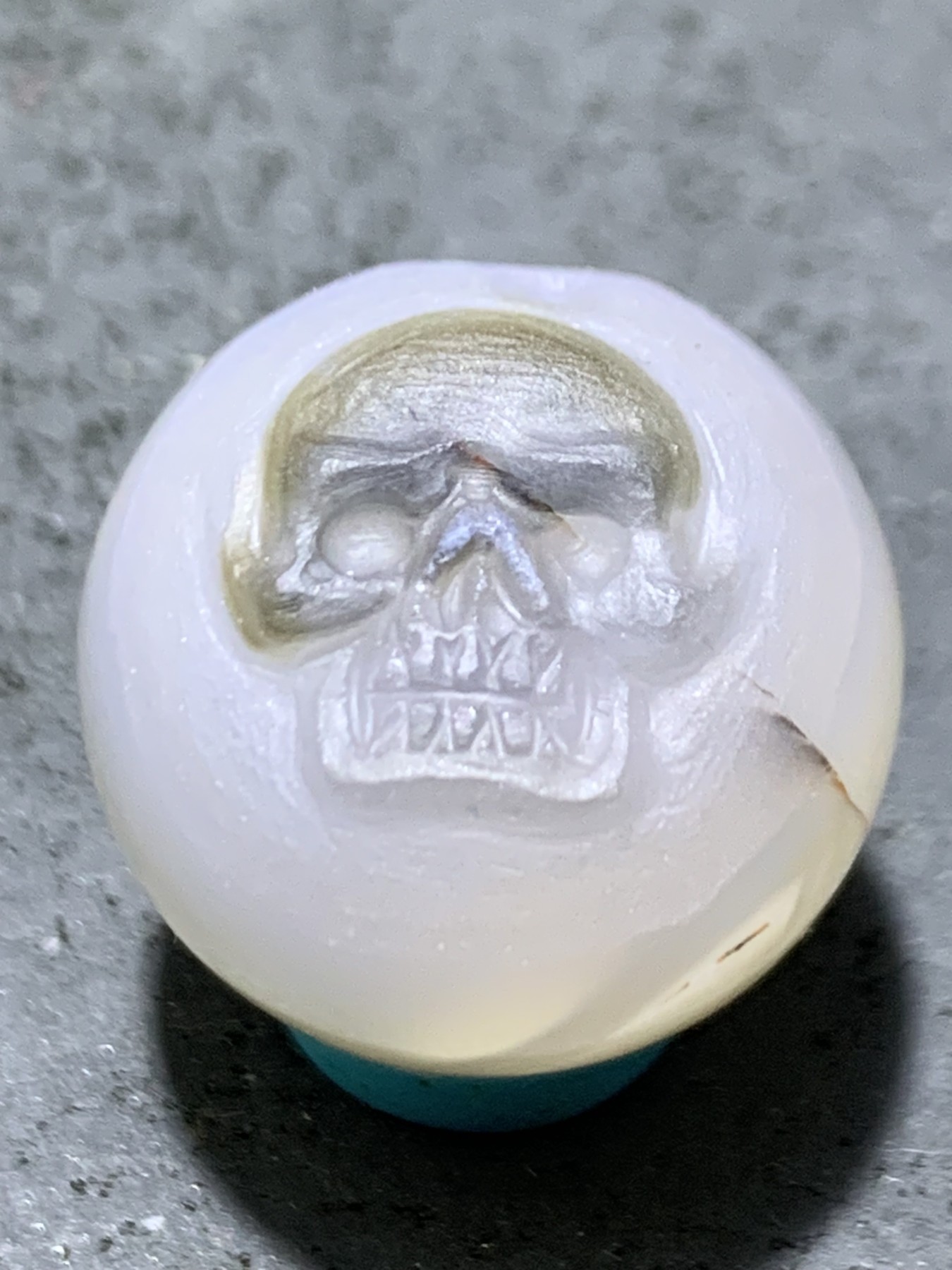 精美高玉化亚光海洋玉髓手工俏色巧雕骷髅随形2.0圆珠一个！