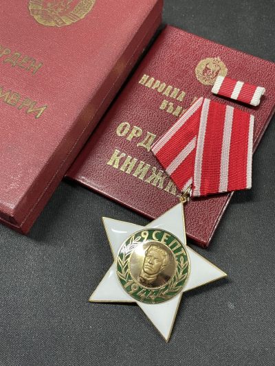 戎马世界章牌大赏第54期 - 保加利亚二级九月九日勋章，带实发证书，盒略齐全，保加利亚高级勋章
