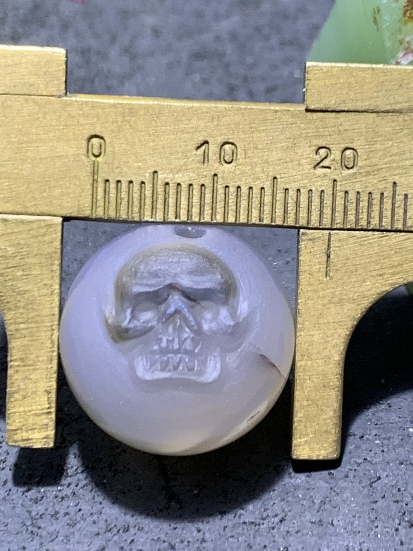精美高玉化亚光海洋玉髓手工俏色巧雕骷髅随形2.0圆珠一个！