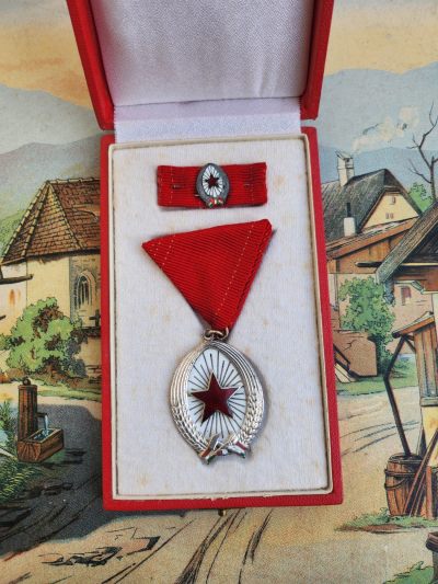荷兰勋赏制服拍卖第75期 - 匈牙利人民共和国银级劳动奖章全套带原盒，中心红星热珐琅制