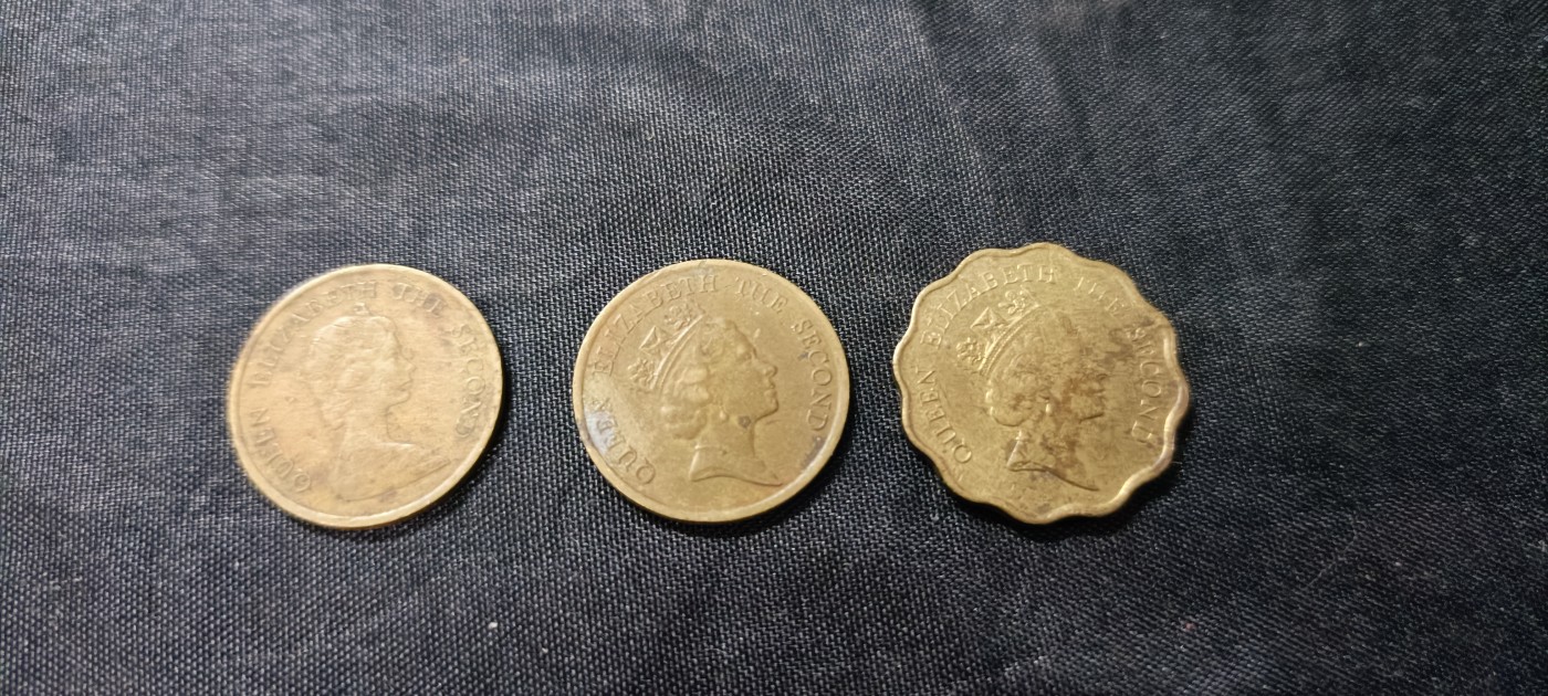 杂项拍卖，满百包邮，可以寄存！ 勿忘国耻、香港英女皇头像女王版老港币一组！