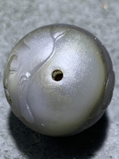 精美亚光高玉化巴西玛瑙手工俏色巧雕祥云纹一念之间随形大圆珠一个 精美亚光高玉化巴西玛瑙手工俏色巧雕祥云纹一念之间随形大圆珠一个