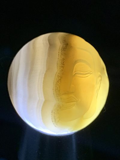 精美亚光高玉化巴西玛瑙手工俏色巧雕祥云纹一念之间随形大圆珠一个 精美亚光高玉化巴西玛瑙手工俏色巧雕祥云纹一念之间随形大圆珠一个