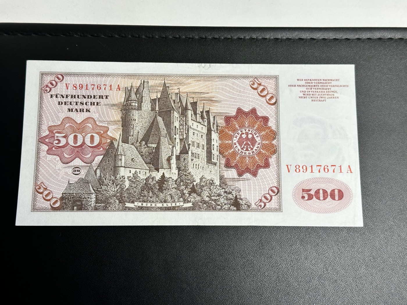 《外钞收藏家》第三百三十一期 1960年德国500马克 大副 AU品相 有折 一个角荧光有癍