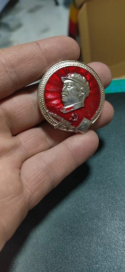 毛主席像章专场，包老包真 - 🔥🔥中国人民解放军上海警备区🔥🔥毛主席像章，39.4毫米，带枪图案的章很少见