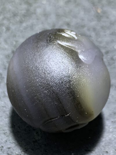 精美亚光高玉化巴西玛瑙手工俏色巧雕祥云纹一念之间随形大圆珠一个 精美亚光高玉化巴西玛瑙手工俏色巧雕祥云纹一念之间随形大圆珠一个