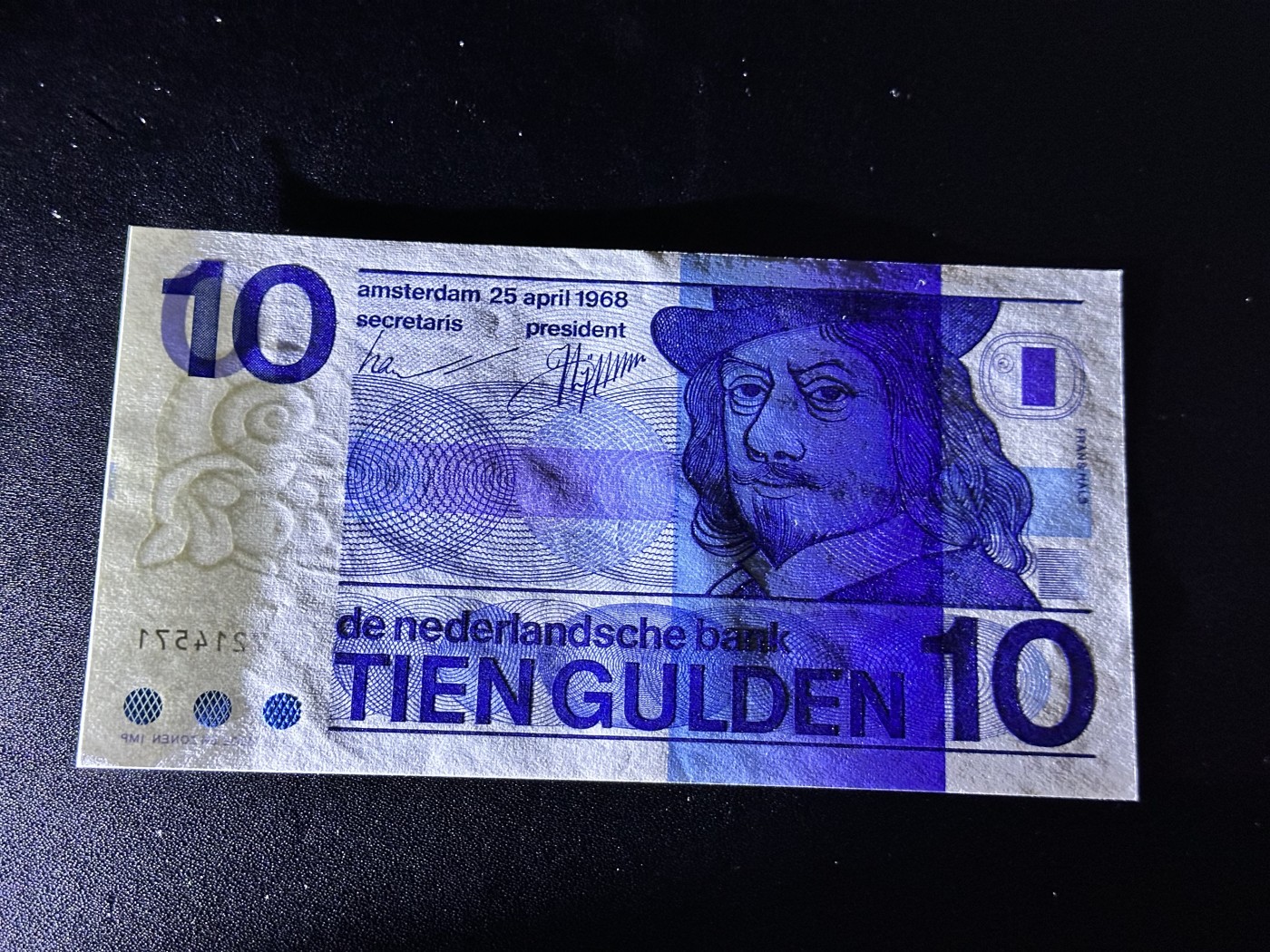 《外钞收藏家》第三百三十期 1968年荷兰人像版10盾 全新UNC