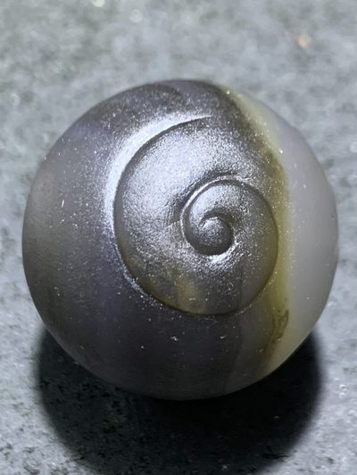 精美亚光高玉化巴西玛瑙手工俏色巧雕祥云纹一念之间随形大圆珠一个 精美亚光高玉化巴西玛瑙手工俏色巧雕祥云纹一念之间随形大圆珠一个