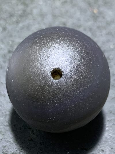 精美亚光高玉化巴西玛瑙手工俏色巧雕祥云纹一念之间随形大圆珠一个 精美亚光高玉化巴西玛瑙手工俏色巧雕祥云纹一念之间随形大圆珠一个