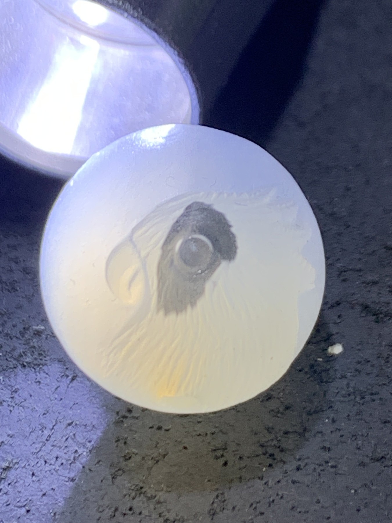 精美高玉化亚光原皮海洋玉髓手工俏色巧雕鹦鹉随形圆珠一个