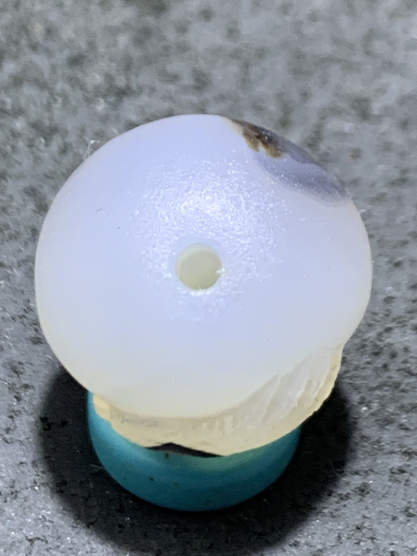 精美高玉化亚光原皮海洋玉髓手工俏色巧雕鹦鹉随形圆珠一个