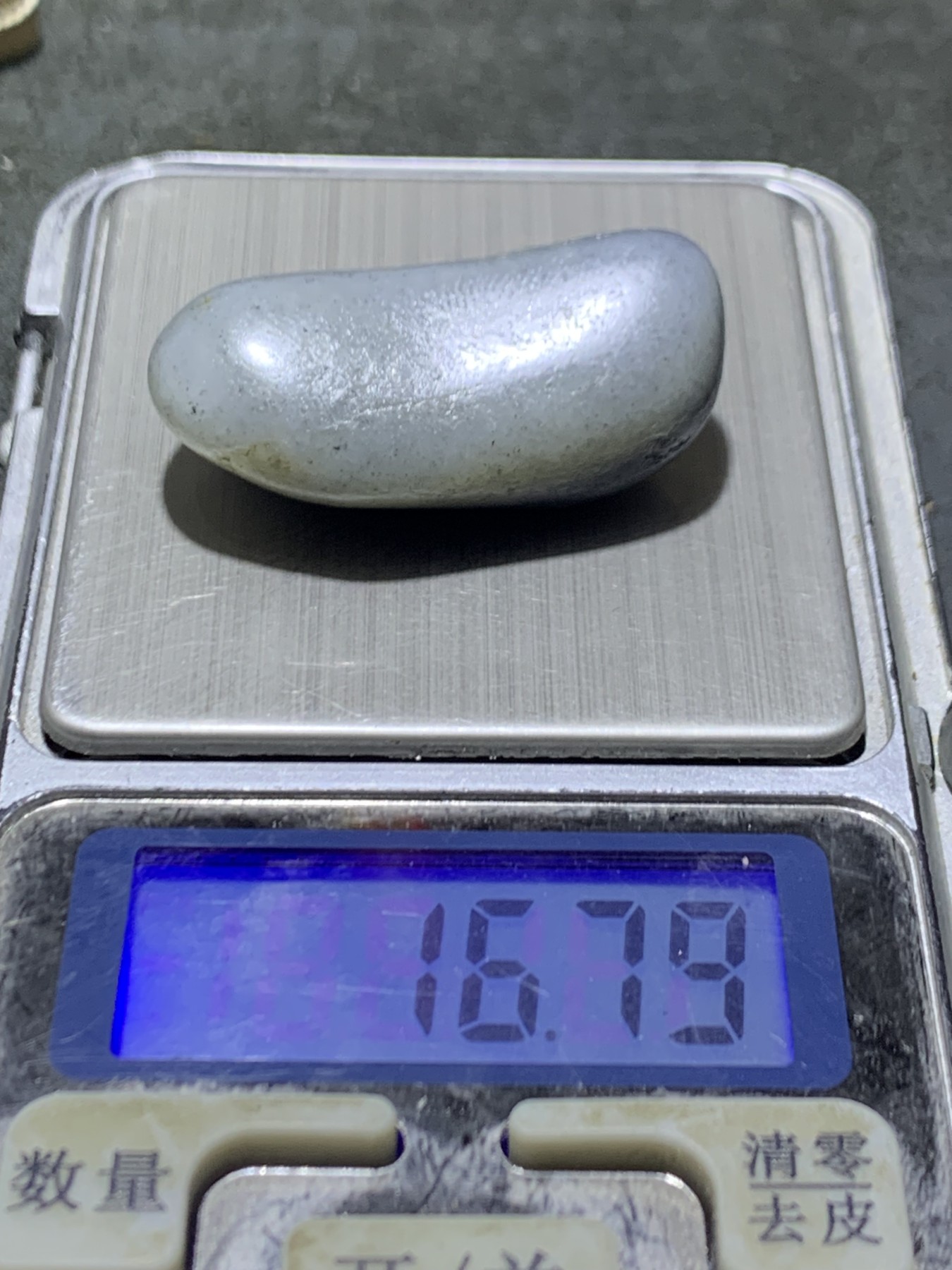 精美和田玉青花独籽一颗
