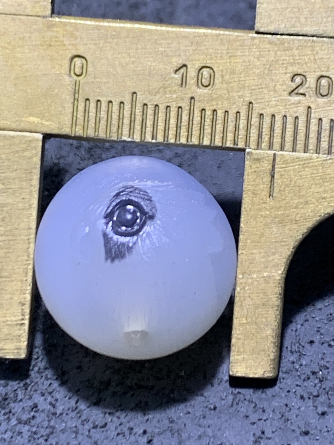 精美高玉化亚光原皮海洋玉髓手工俏色巧雕鹦鹉随形圆珠一个