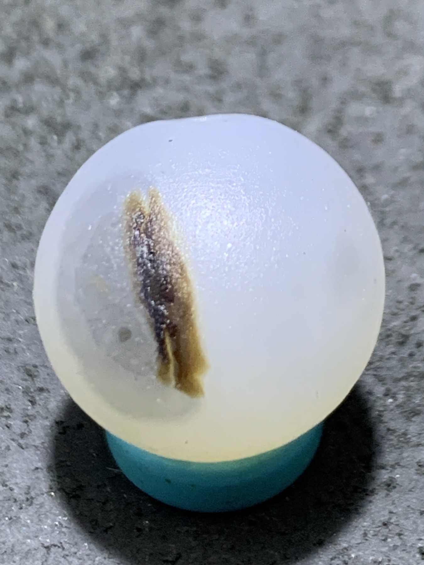 精美高玉化亚光原皮海洋玉髓手工俏色巧雕鹦鹉随形圆珠一个