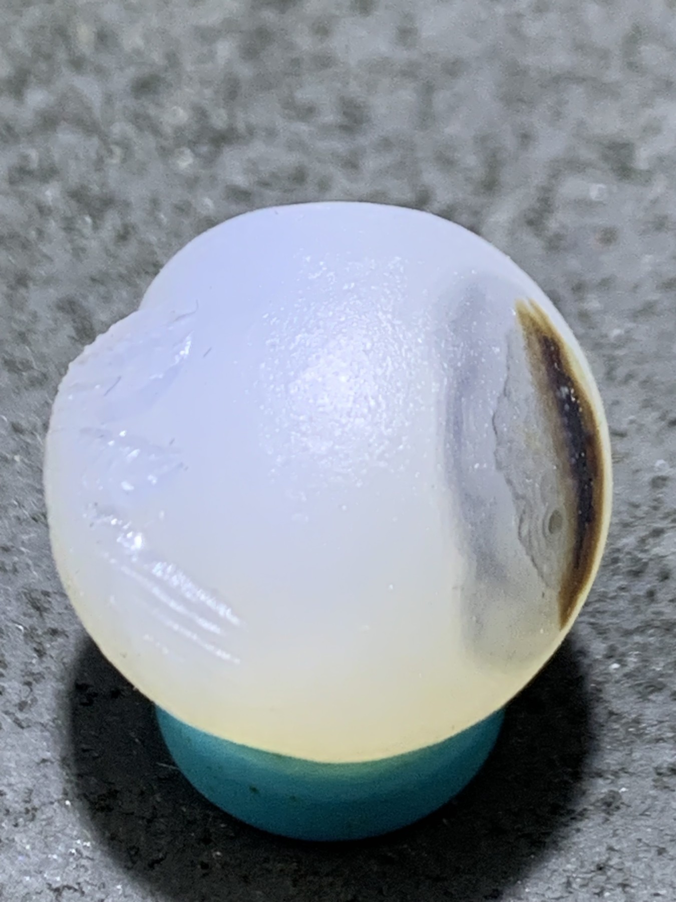 精美高玉化亚光原皮海洋玉髓手工俏色巧雕鹦鹉随形圆珠一个