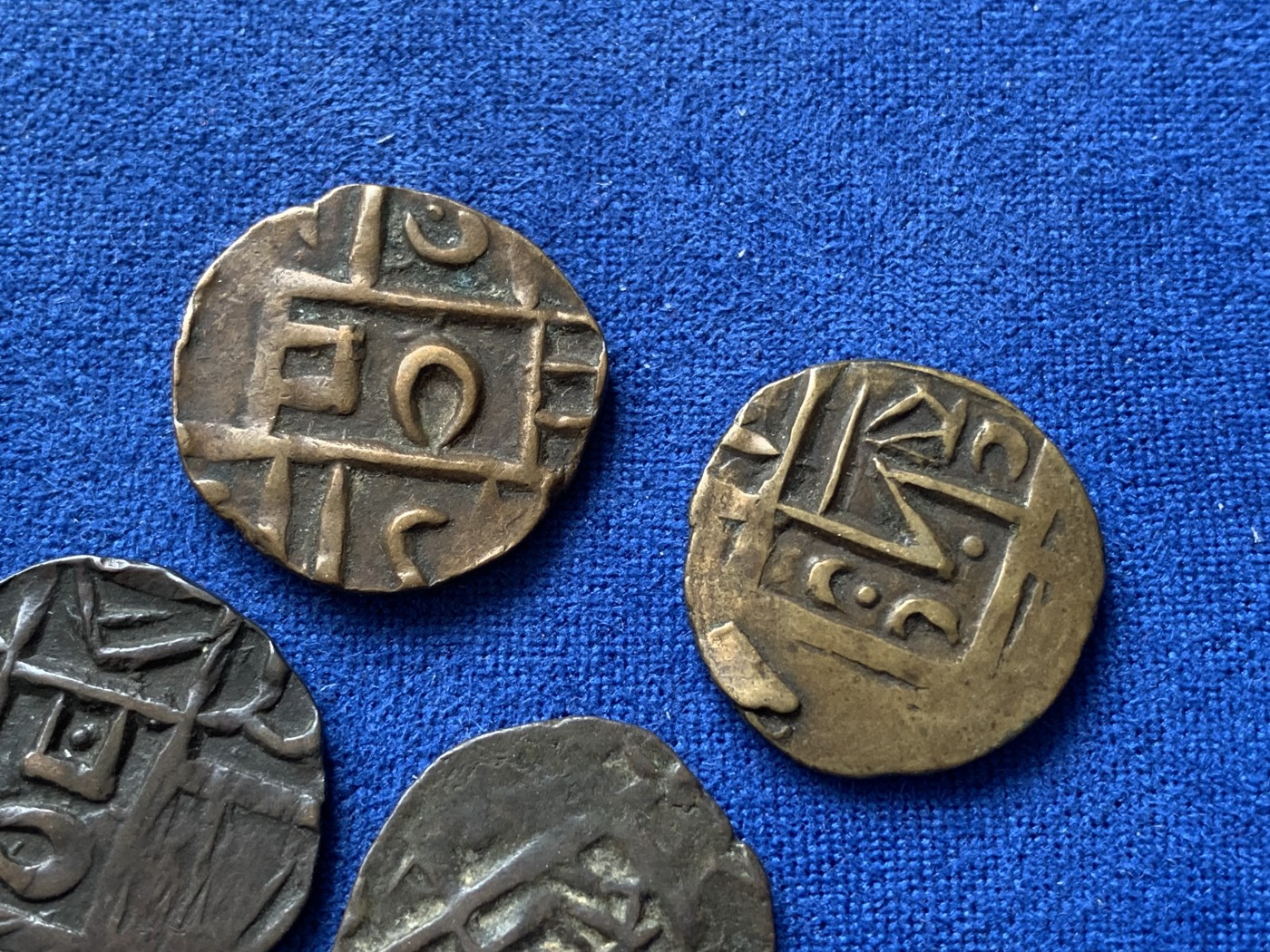 《竞宝斋》第218场-周日，周一 2场 (全场包邮) 不丹打制铜币4枚一组，2枚黄铜2枚红铜，黄铜材质打制币少见