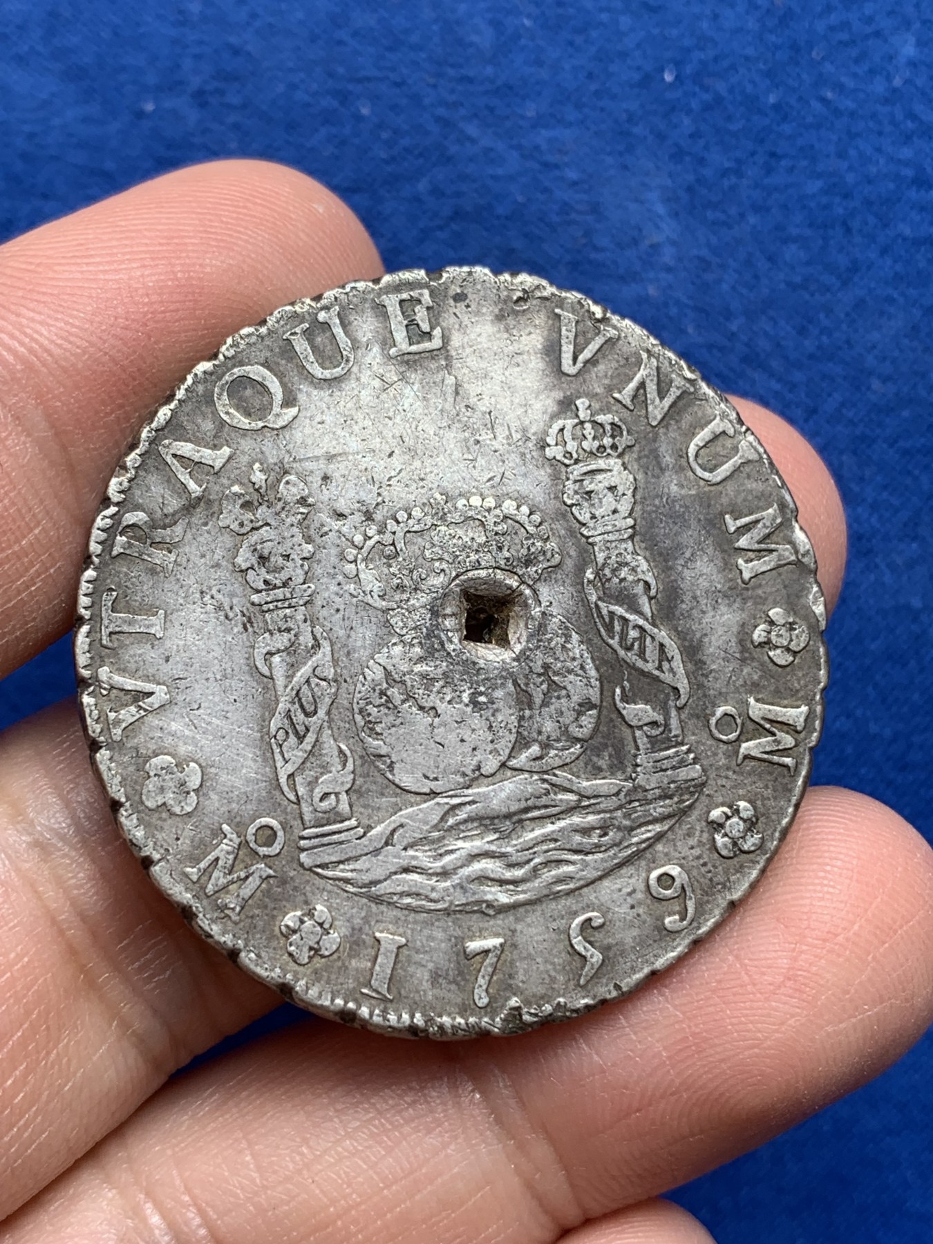 《竞宝斋》第218场-周日，周一 2场 (全场包邮) 墨西哥 1759 地球双柱 大银币 带金钱戳 状态好  挺有意义 打穿孔的戳不多见