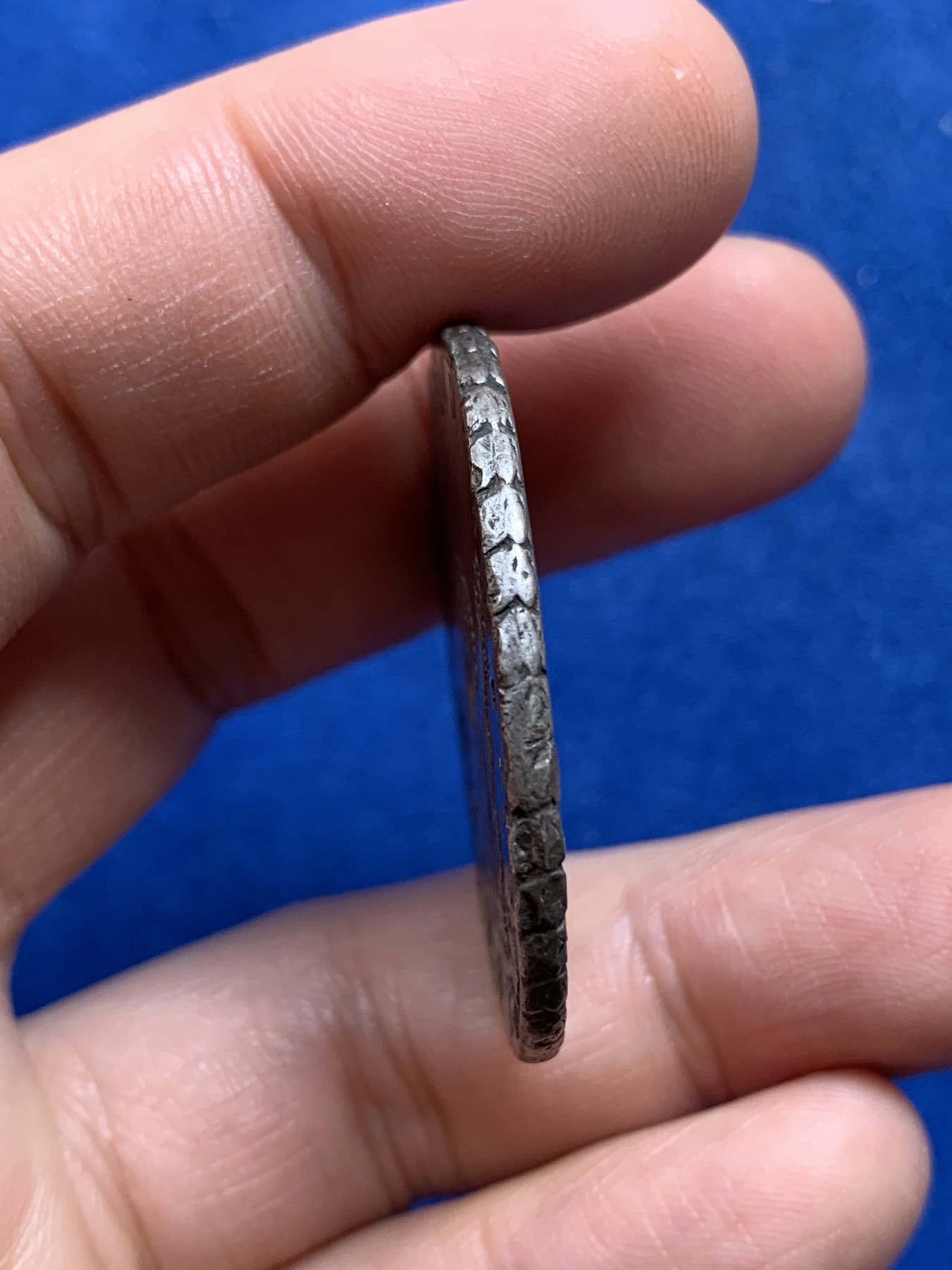 《竞宝斋》第218场-周日，周一 2场 (全场包邮) 墨西哥 1759 地球双柱 大银币 带金钱戳 状态好  挺有意义 打穿孔的戳不多见