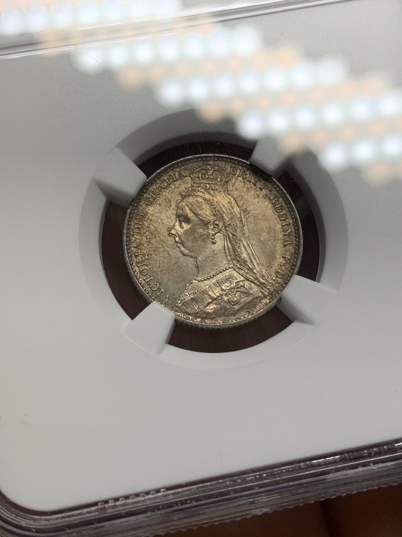 《竞宝斋》第218场-周日，周一 2场 (全场包邮) NGC-MS63 英国1887年维多利亚高冠6便士银币 数字面值版