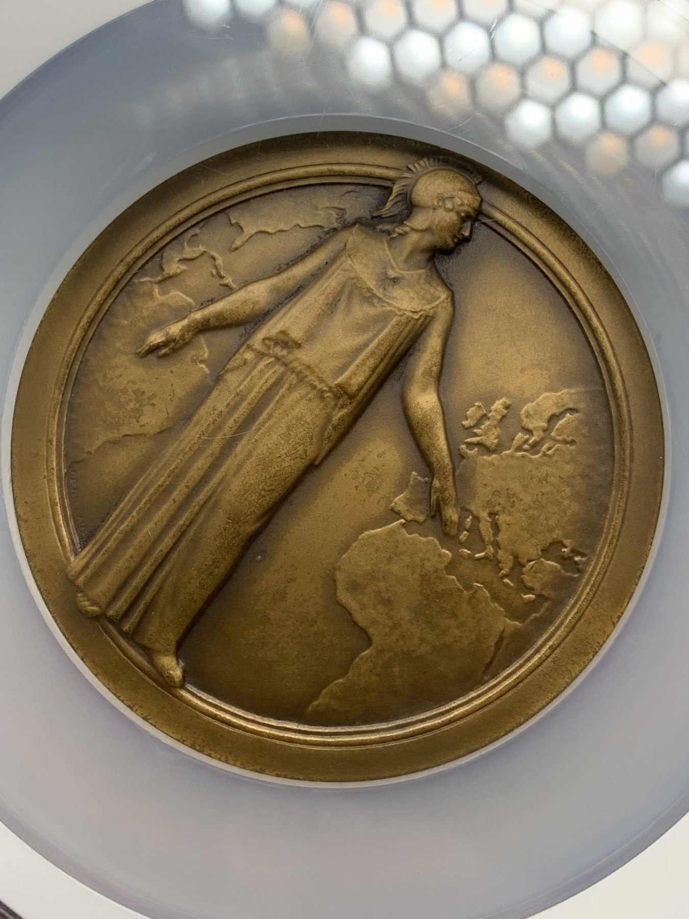 《竞宝斋》第218场-周日，周一 2场 (全场包邮) NGC-MS64BN 德国1928年火灾保险协会大铜章，古希腊风格女神矗立在世界地图前，两手联通大西洋两岸。风格磅礴大气，表现力十足。64顶级品质