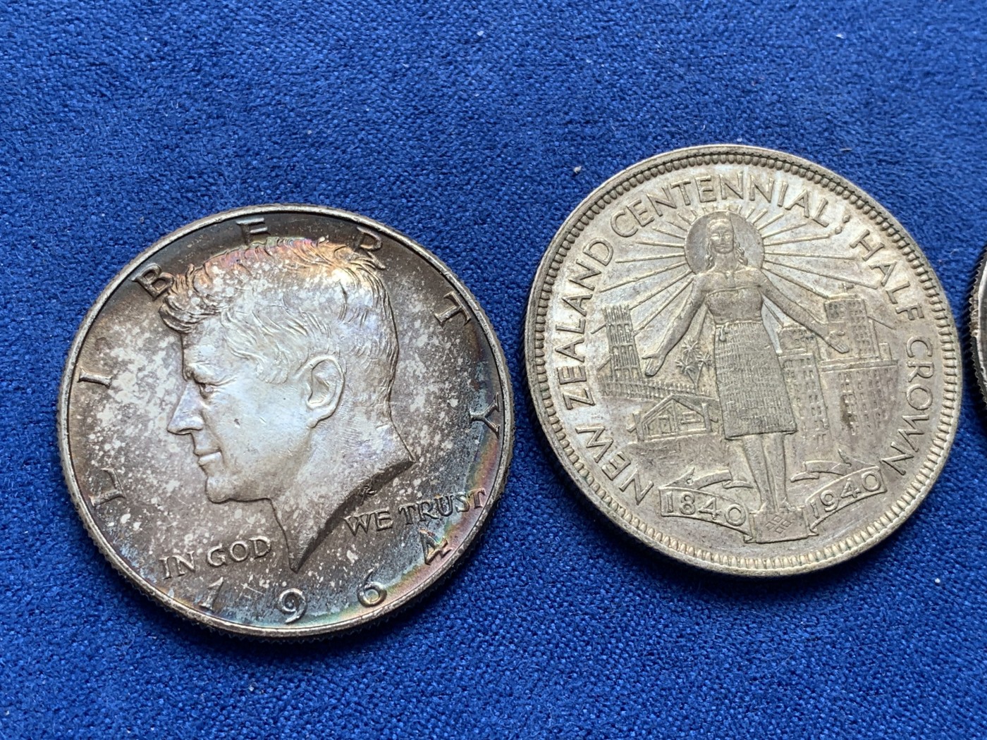 《竞宝斋》第218场-周日，周一 2场 (全场包邮) 中型银币3枚一组，美国1964年高银半美元2枚酱彩包浆+新西兰1940年建国100周年半克朗