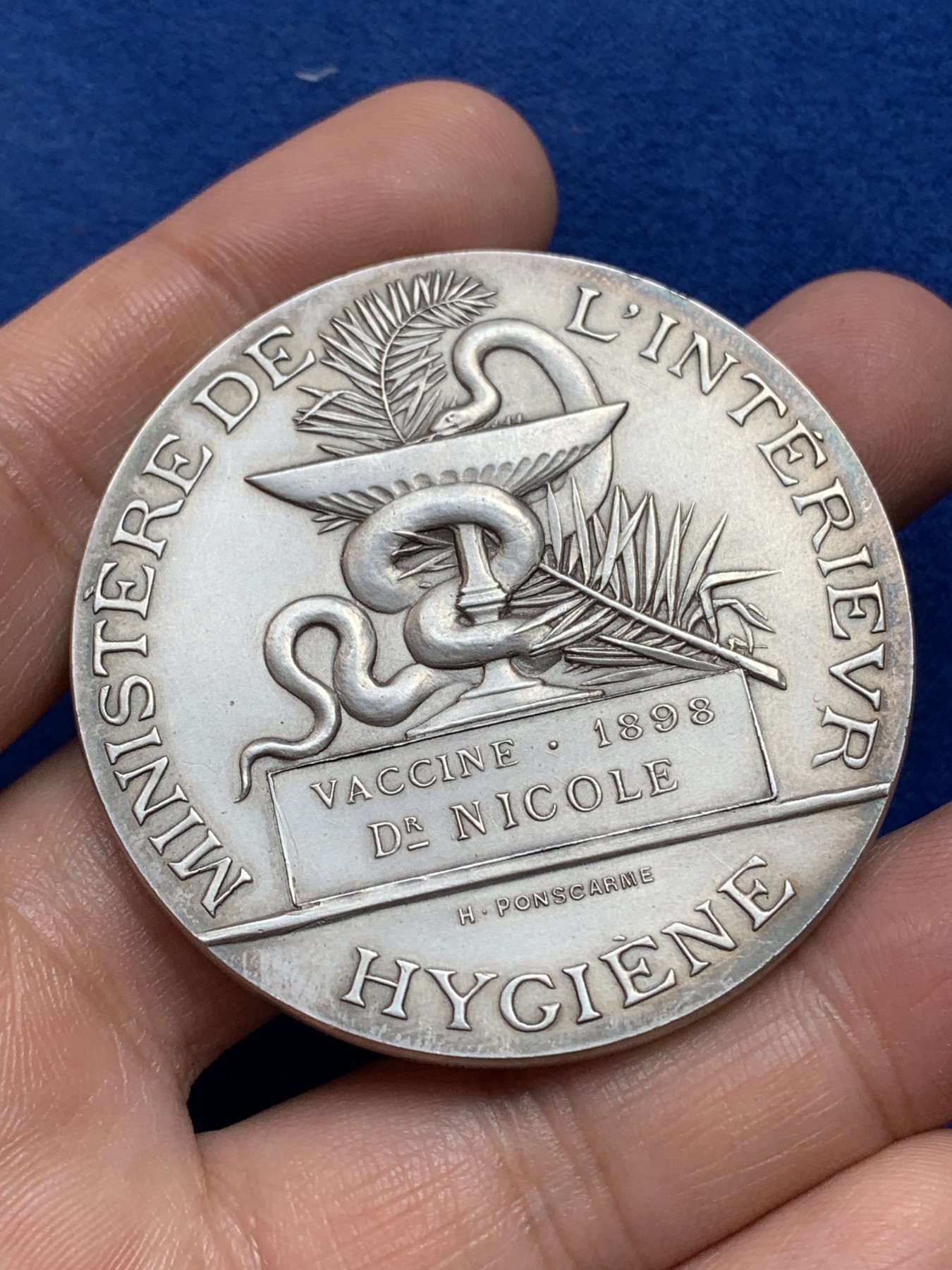 《竞宝斋》第218场-周日，周一 2场 (全场包邮) 1898墨丘利医学蛇大银章 50.4mm 68.3g 自然氧化 品相不错 边铭 丰饶角A(少见)