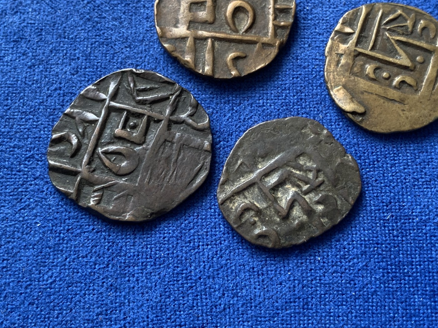 《竞宝斋》第218场-周日，周一 2场 (全场包邮) 不丹打制铜币4枚一组，2枚黄铜2枚红铜，黄铜材质打制币少见