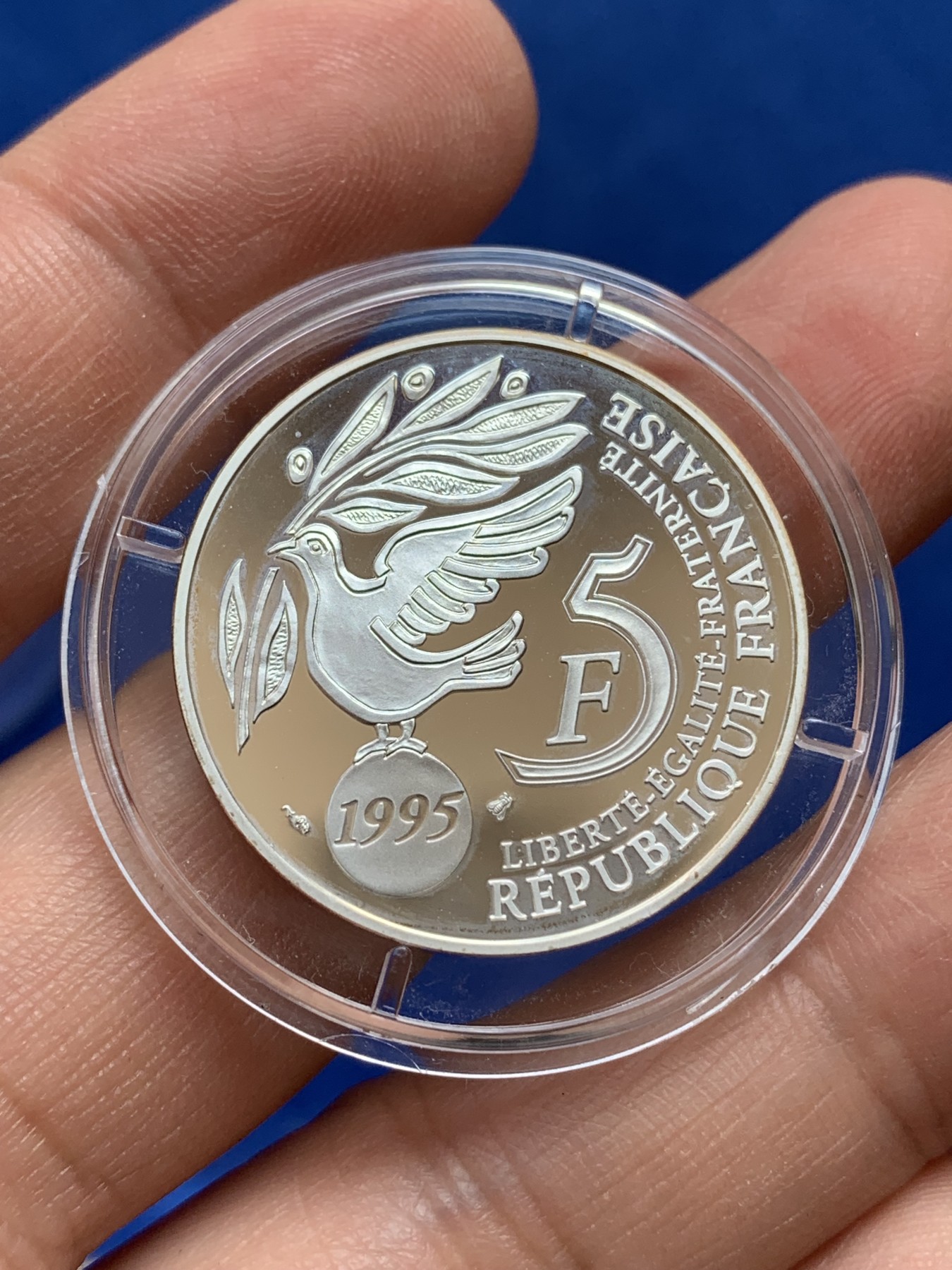 《竞宝斋》第218场-周日，周一 2场 (全场包邮) 法国1995年纪念联合国五十周年5法郎银币 900银 12克 29毫米