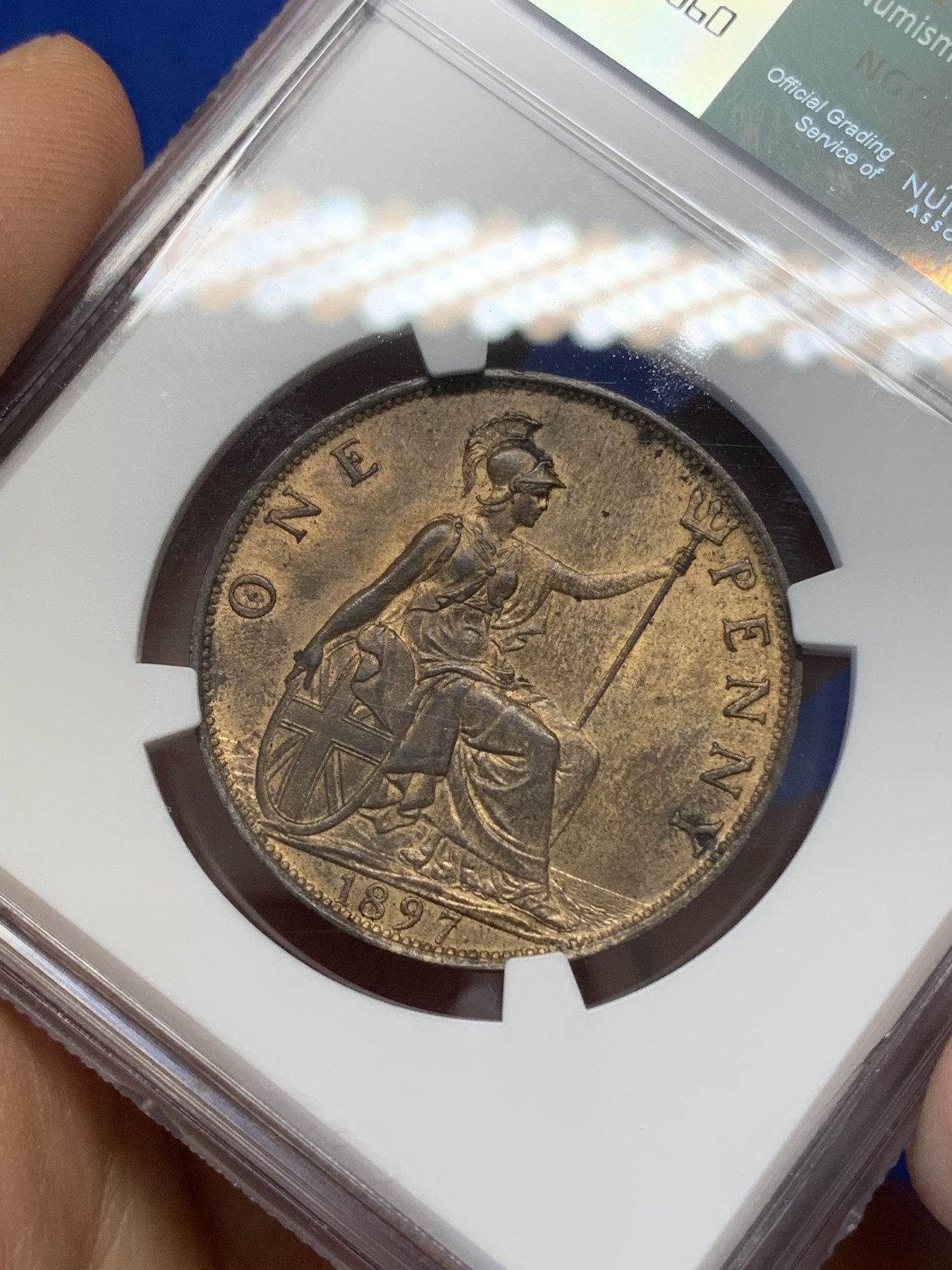 《竞宝斋》第218场-周日，周一 2场 (全场包邮) NGC MS64RB 1897年 英国维多利亚女王披纱1便士铜币 稀少低海平面版 带有不少原铜光