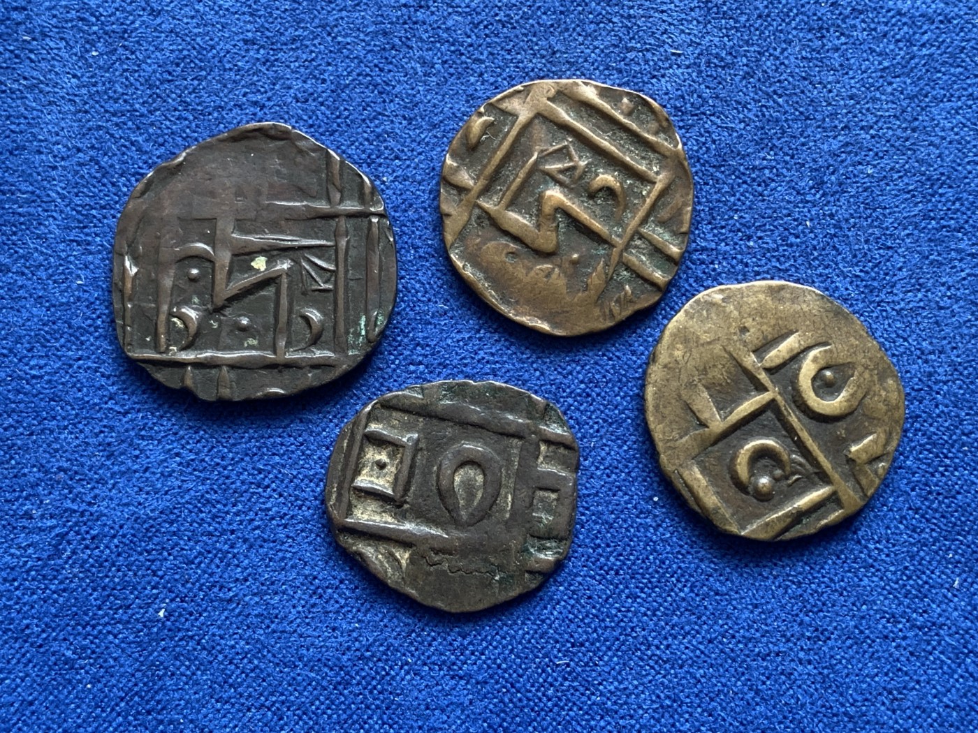 《竞宝斋》第218场-周日，周一 2场 (全场包邮) 不丹打制铜币4枚一组，2枚黄铜2枚红铜，黄铜材质打制币少见