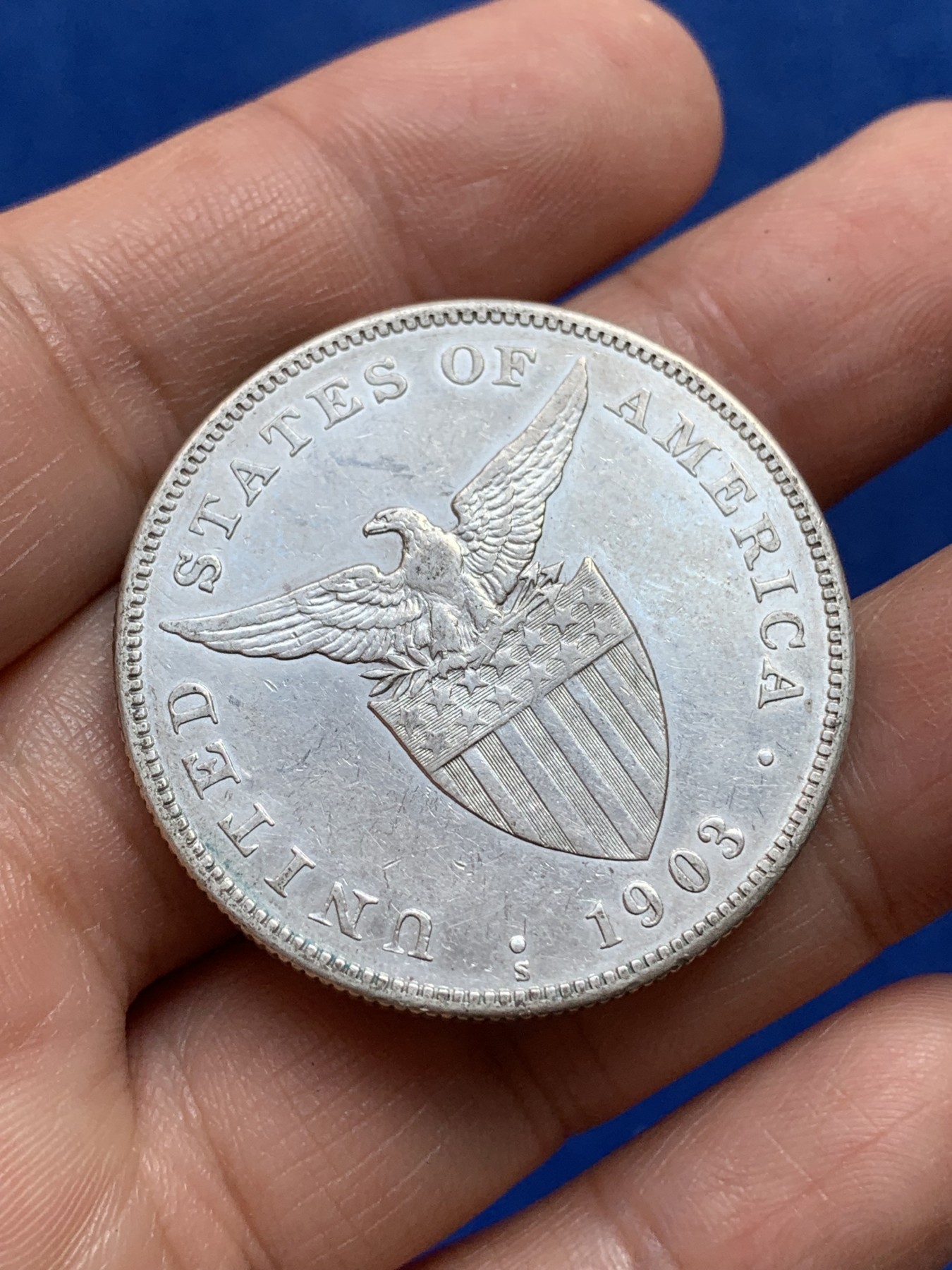 《竞宝斋》第218场-周日，周一 2场 (全场包邮) 美属菲律宾1903年1比索打铁女神银币，大规格，女神面容清晰，币面细节都不错