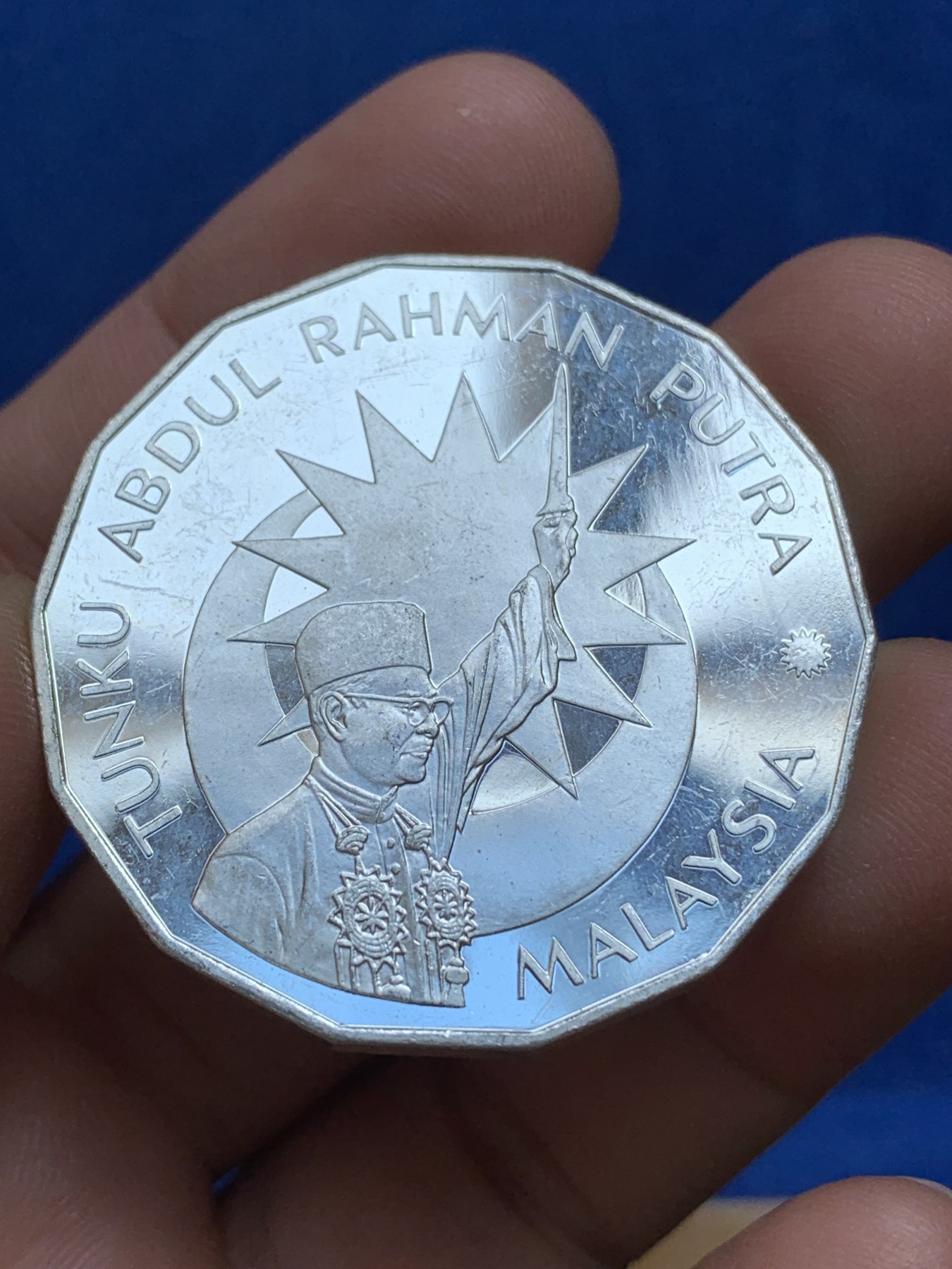 《竞宝斋》第218场-周日，周一 2场 (全场包邮) 马来西亚独立25周年纪念银币+铜镍，都为精制版，银币重35克 高银大银币