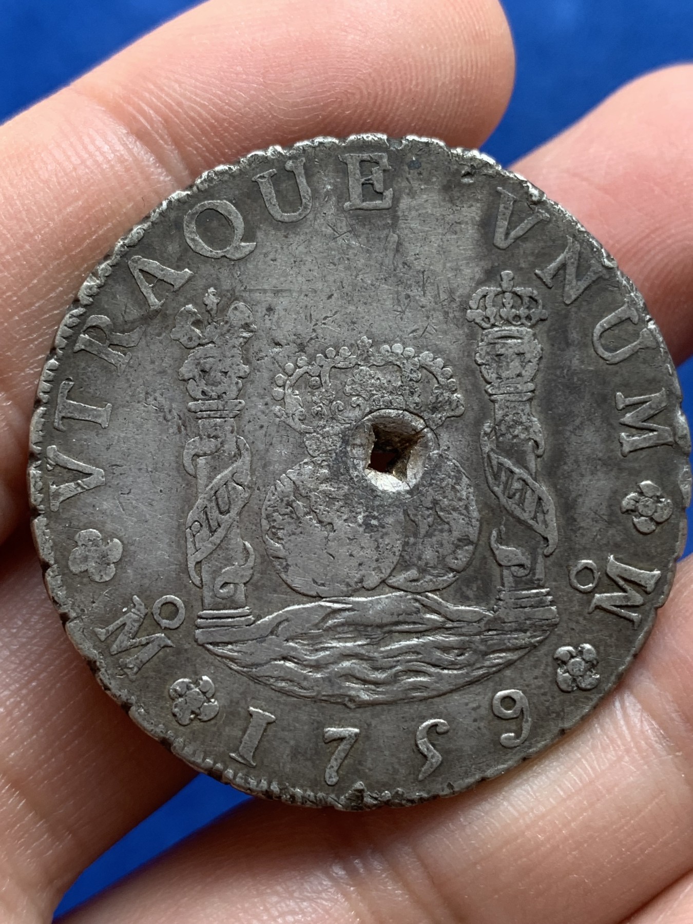 《竞宝斋》第218场-周日，周一 2场 (全场包邮) 墨西哥 1759 地球双柱 大银币 带金钱戳 状态好  挺有意义 打穿孔的戳不多见