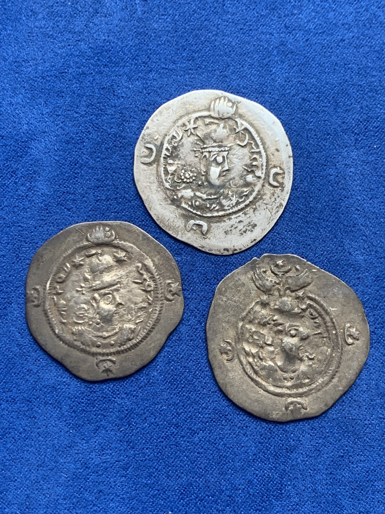 《竞宝斋》第218场-周日，周一 2场 (全场包邮) 3枚一组 公元531~628年古波斯萨珊王朝银币，面值1德拉马克，每个4克左右。3个版本，库思老一世（531-579），霍米兹德四世（579-590），库思老二世（591-628）