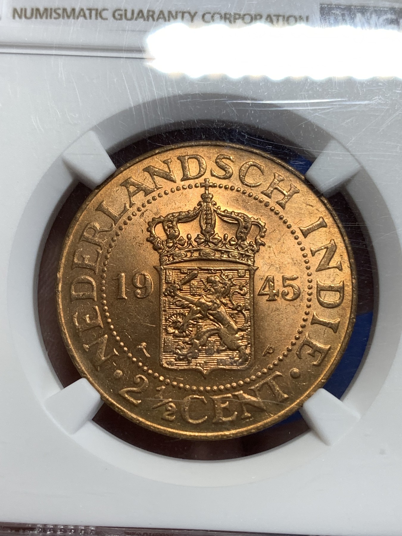 《竞宝斋》第218场-周日，周一 2场 (全场包邮) NGC MS64RD 荷属东印度1945年2.5分铜币 盒子左下角有磕