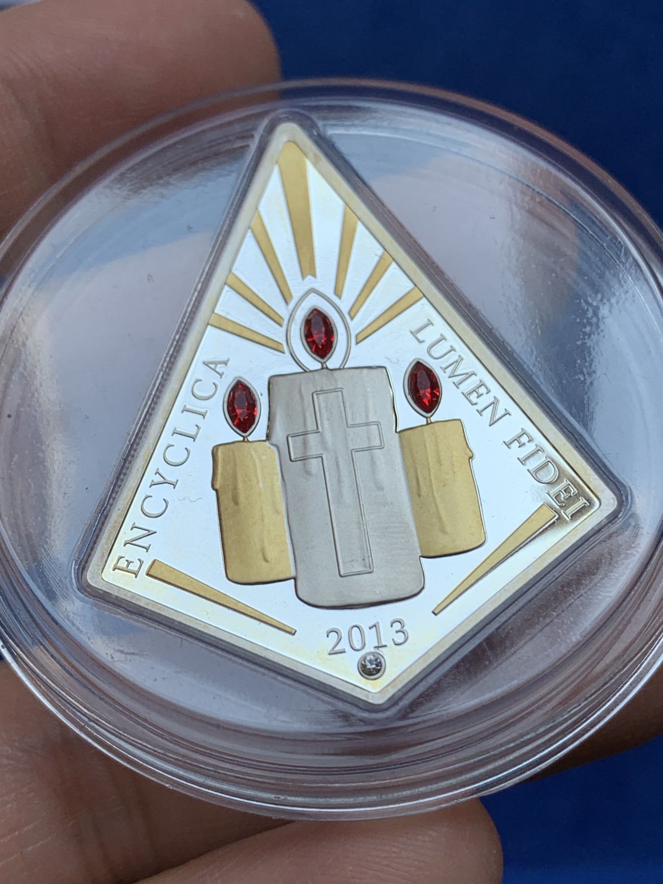 《竞宝斋》第218场-周日，周一 2场 (全场包邮) 库克群岛2013年5元信仰之光银镀金带镶嵌异形精制纪念银币 25g 999银 量5000 盒装带证