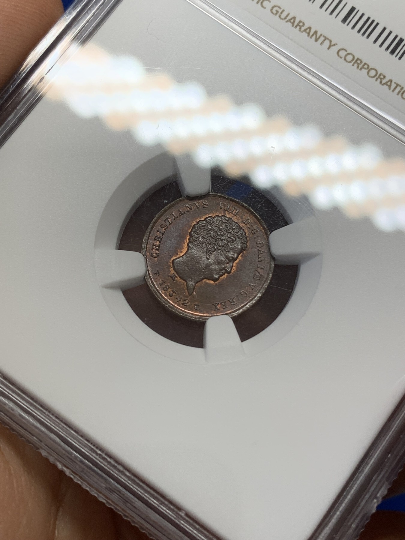 《竞宝斋》第218场-周日，周一 2场 (全场包邮) NGC-MS64BN 1842年丹麦1/5斯基林铜币，十分稀少品种，64分高分。状态非常好。