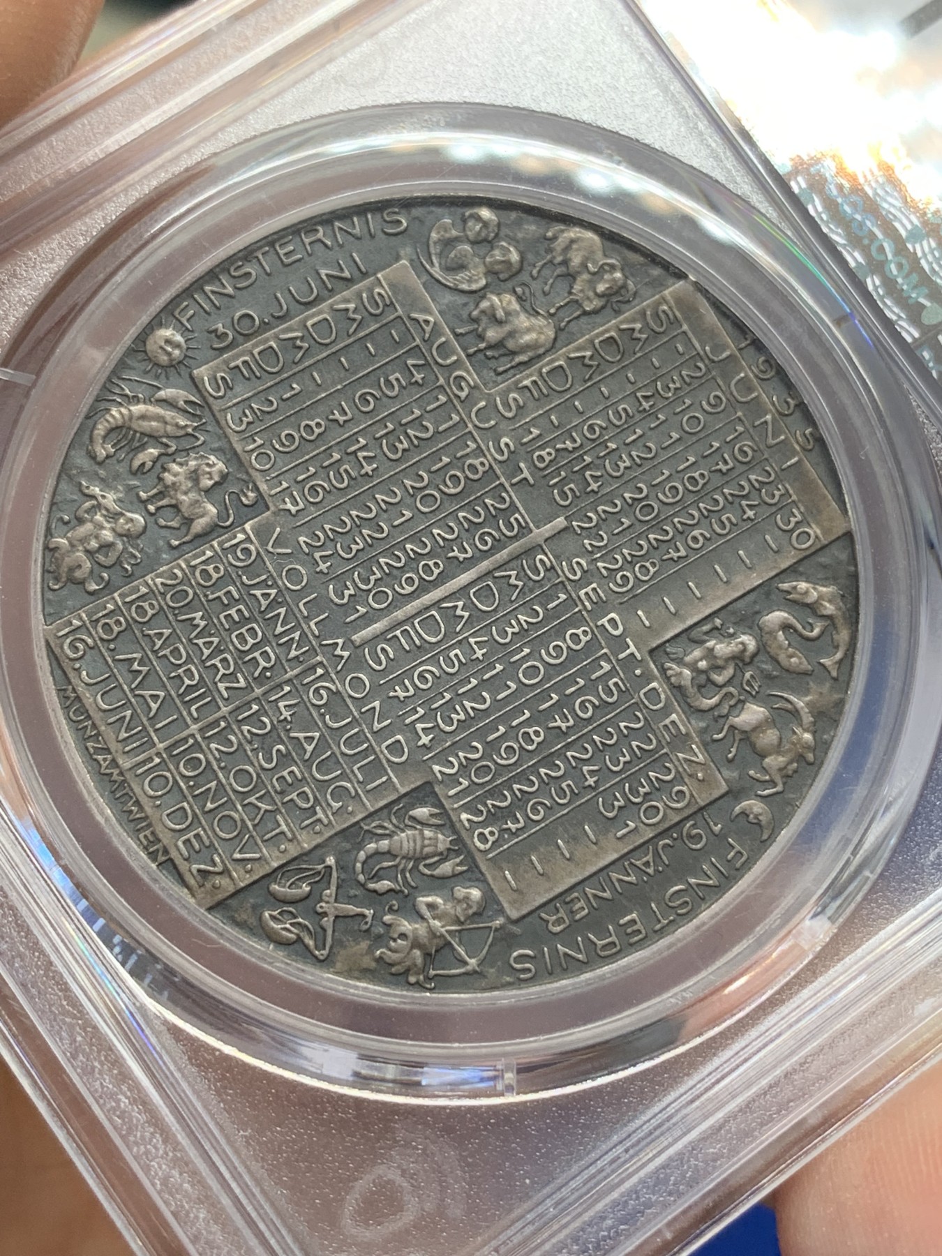 《竞宝斋》第218场-周日，周一 2场 (全场包邮) PCGS SP64 奥地利1935年十二星座日历银章！背面除了有日历，还有12星座。好品少见！
