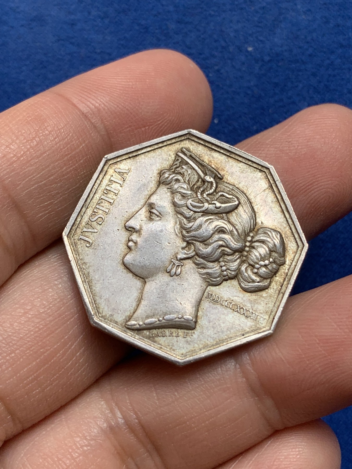 《竞宝斋》第218场-周日，周一 2场 (全场包邮) 法国1832-1841特鲁瓦地区公证银质八角代币 （稀少）对角32.8mm 13.3g 早期边铭油灯 原味包浆带彩