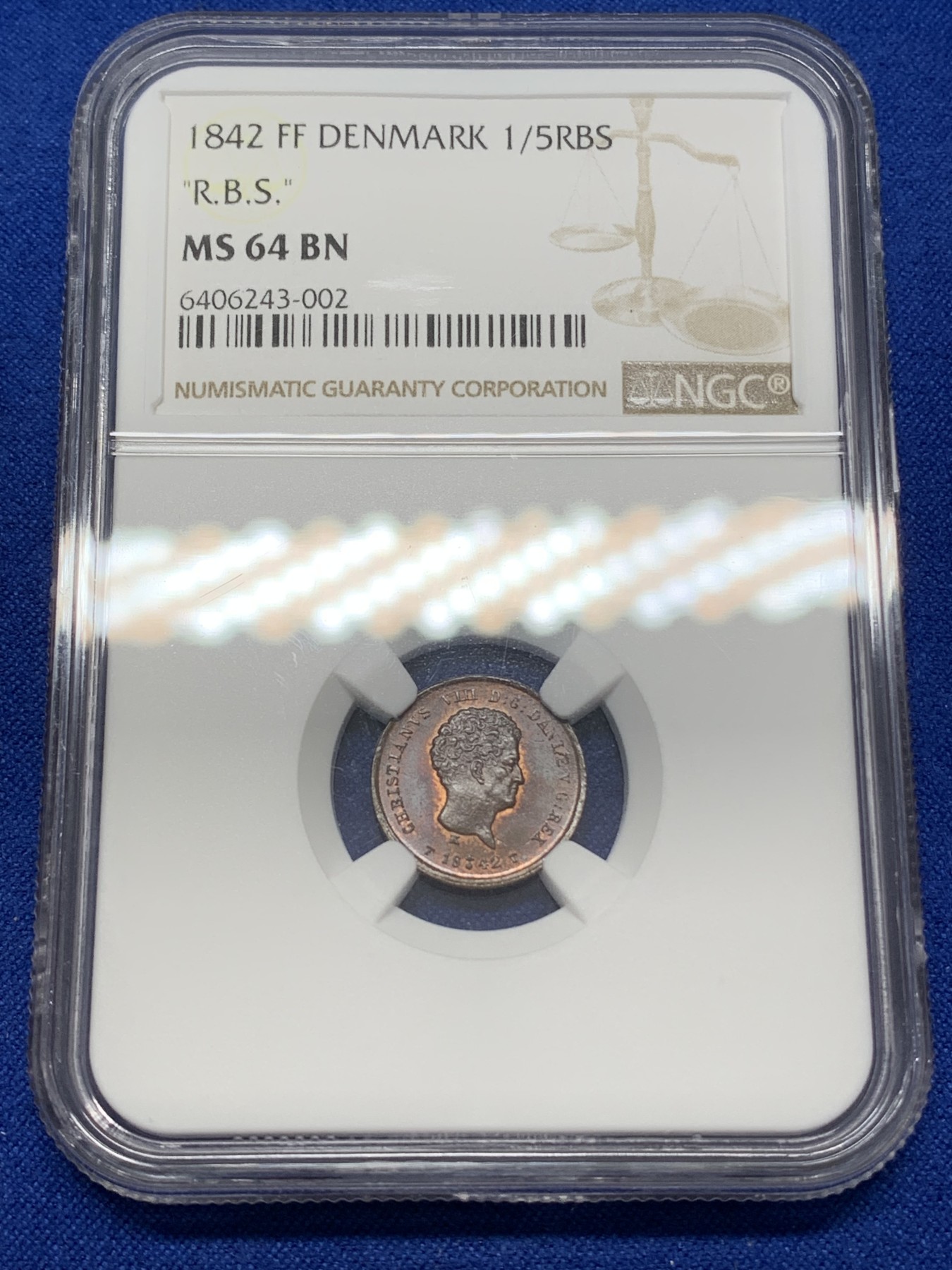 《竞宝斋》第218场-周日，周一 2场 (全场包邮) NGC-MS64BN 1842年丹麦1/5斯基林铜币，十分稀少品种，64分高分。状态非常好。