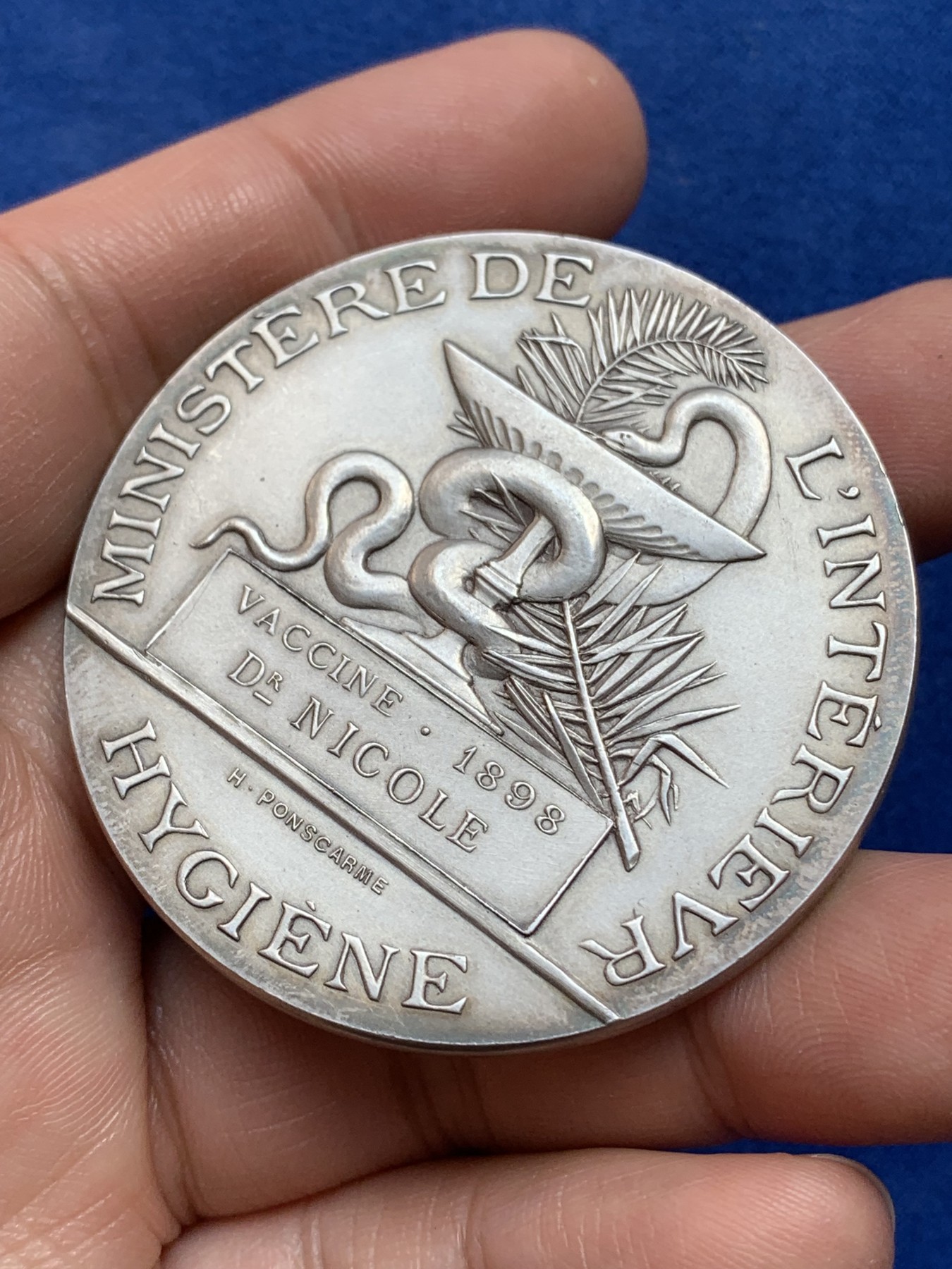 《竞宝斋》第218场-周日，周一 2场 (全场包邮) 1898墨丘利医学蛇大银章 50.4mm 68.3g 自然氧化 品相不错 边铭 丰饶角A(少见)