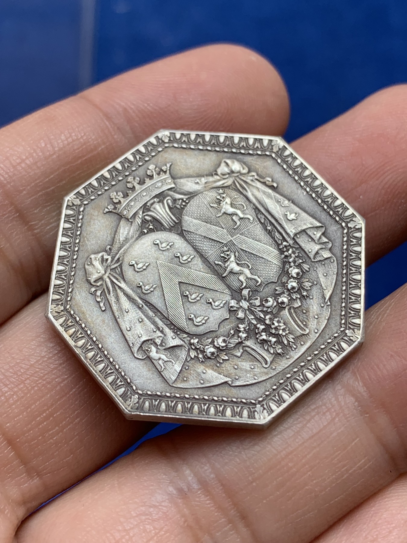 《竞宝斋》第218场-周日，周一 2场 (全场包邮) 法国天使银质婚章八角代币 34mm 16.9g 边铭丰饶角A 品相很好（送小方盒）