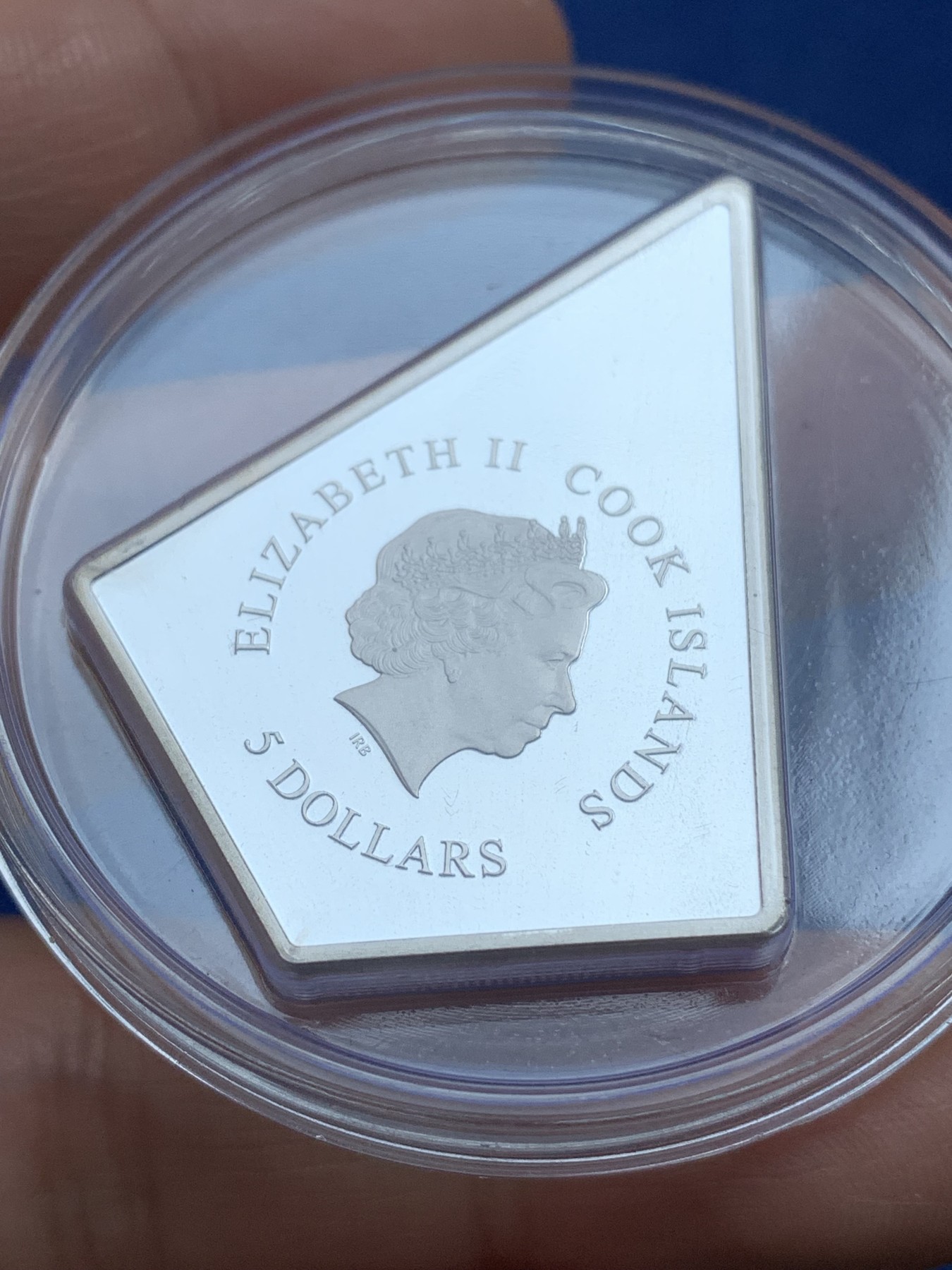 《竞宝斋》第218场-周日，周一 2场 (全场包邮) 库克群岛2013年5元信仰之光银镀金带镶嵌异形精制纪念银币 25g 999银 量5000 盒装带证