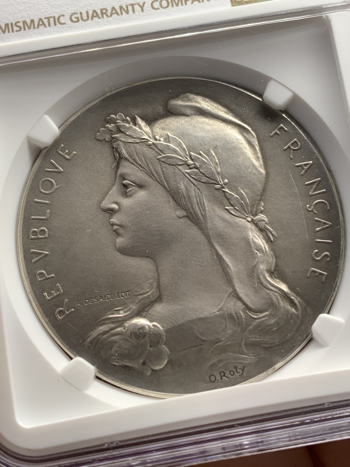 《竞宝斋》第218场-周日，周一 2场 (全场包邮) NGC-MS62 法国Roty自由帽塞纳河下银章 加厚盒