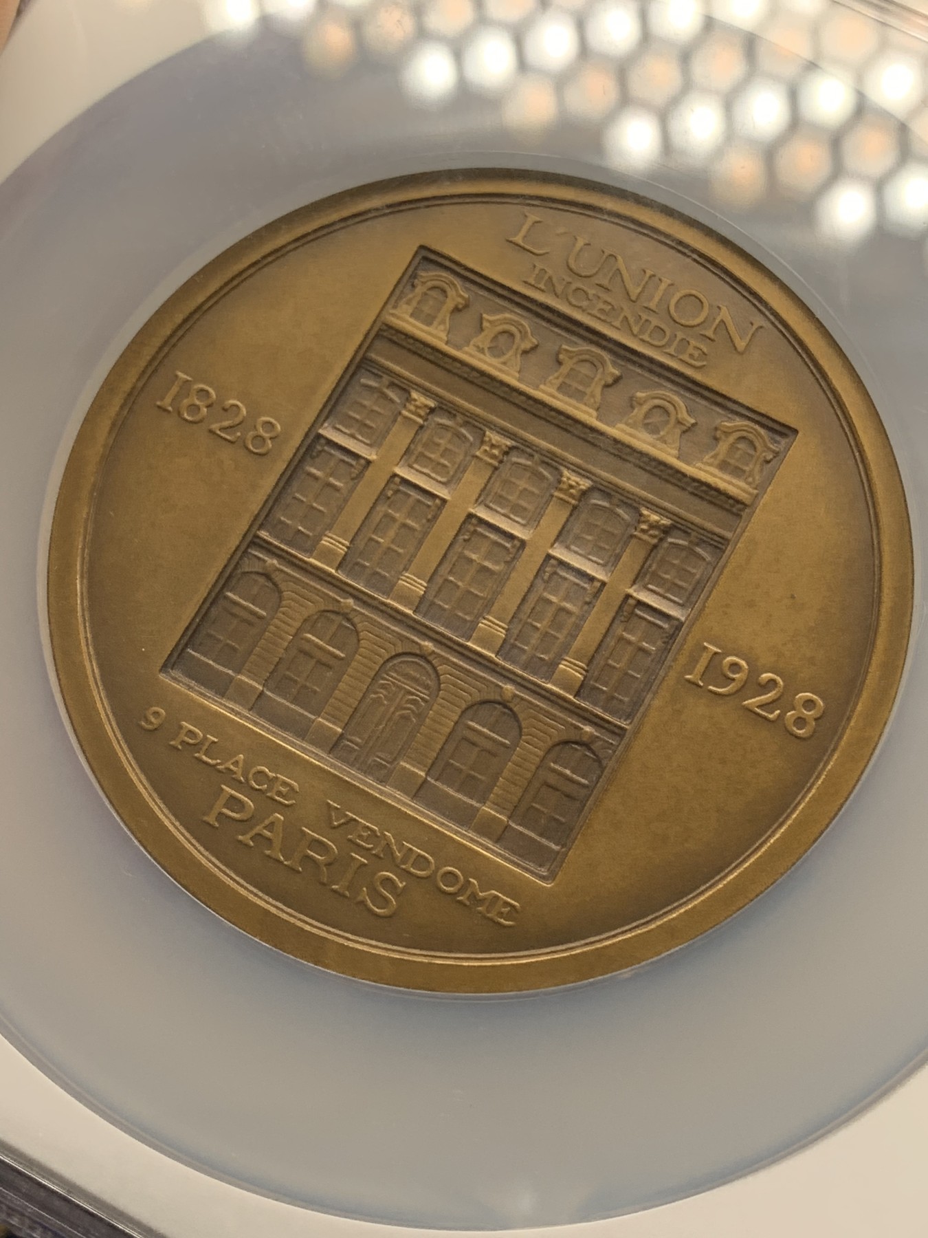 《竞宝斋》第218场-周日，周一 2场 (全场包邮) NGC-MS64BN 德国1928年火灾保险协会大铜章，古希腊风格女神矗立在世界地图前，两手联通大西洋两岸。风格磅礴大气，表现力十足。64顶级品质