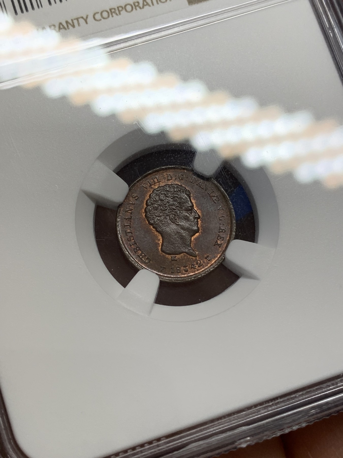 《竞宝斋》第218场-周日，周一 2场 (全场包邮) NGC-MS64BN 1842年丹麦1/5斯基林铜币，十分稀少品种，64分高分。状态非常好。