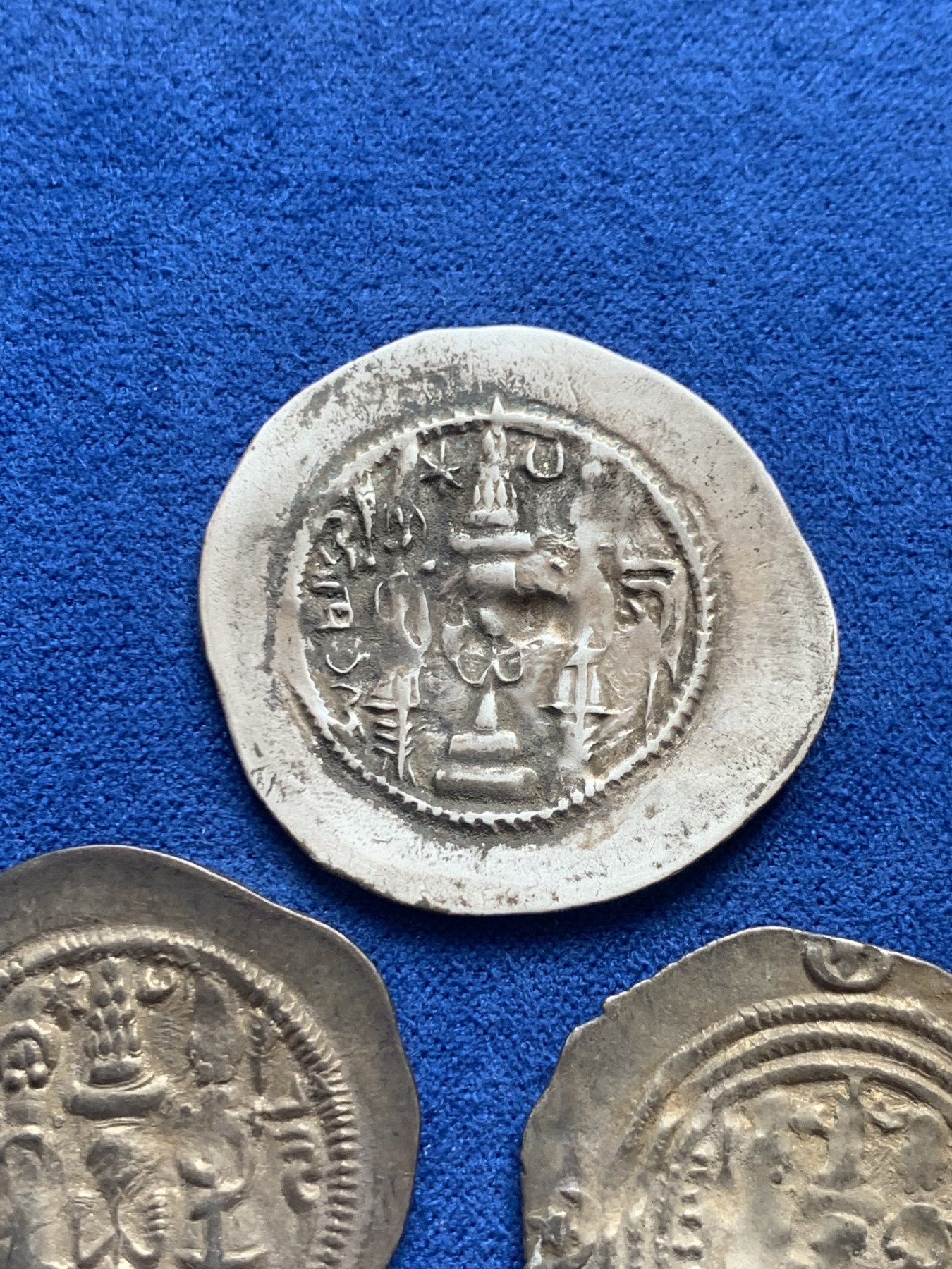 《竞宝斋》第218场-周日，周一 2场 (全场包邮) 3枚一组 公元531~628年古波斯萨珊王朝银币，面值1德拉马克，每个4克左右。3个版本，库思老一世（531-579），霍米兹德四世（579-590），库思老二世（591-628）