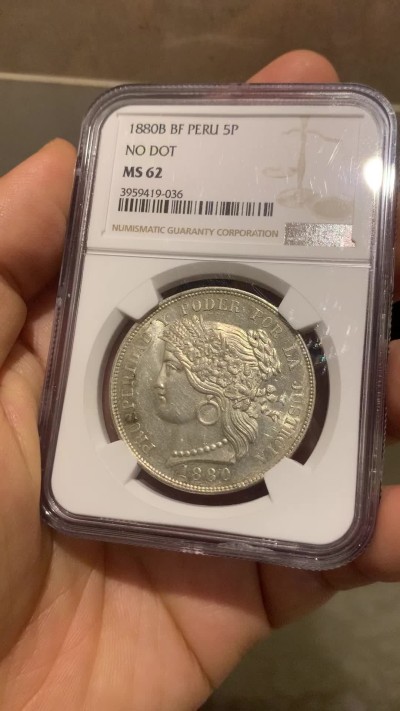 《竞宝斋》第218场-周日，周一 2场 (全场包邮) NGC MS62  1880秘鲁临时政府 单年版 5比塞塔大银币 底光好 细节出众