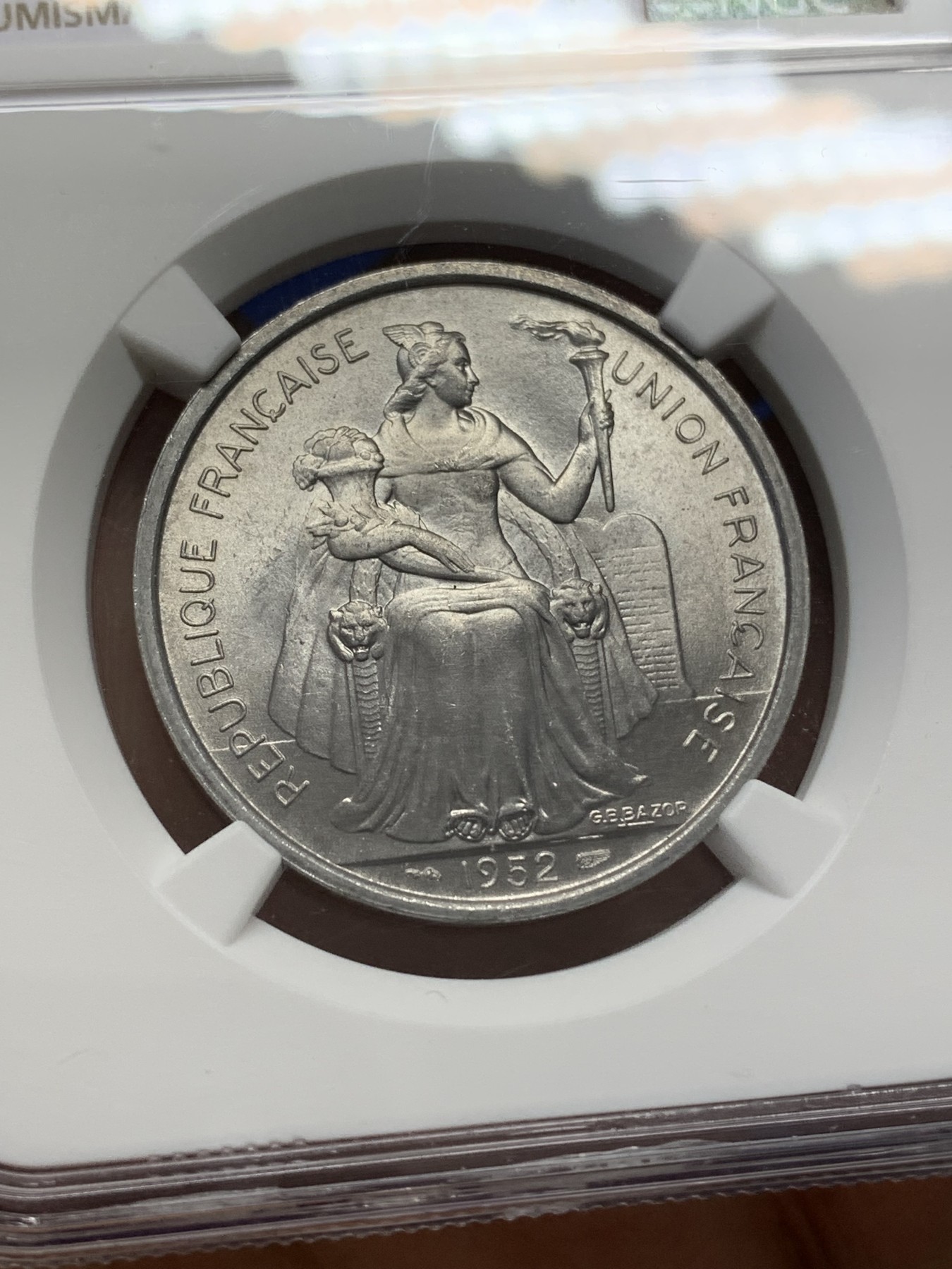 《竞宝斋》第218场-周日，周一 2场 (全场包邮) NGC-MS65 亚军分 法属新喀里多尼亚1952年5法郎大铝币，火炬女神+天堂鸟，双面设计亮眼。大尺寸铝币，65顶级品质，更高分仅2枚。