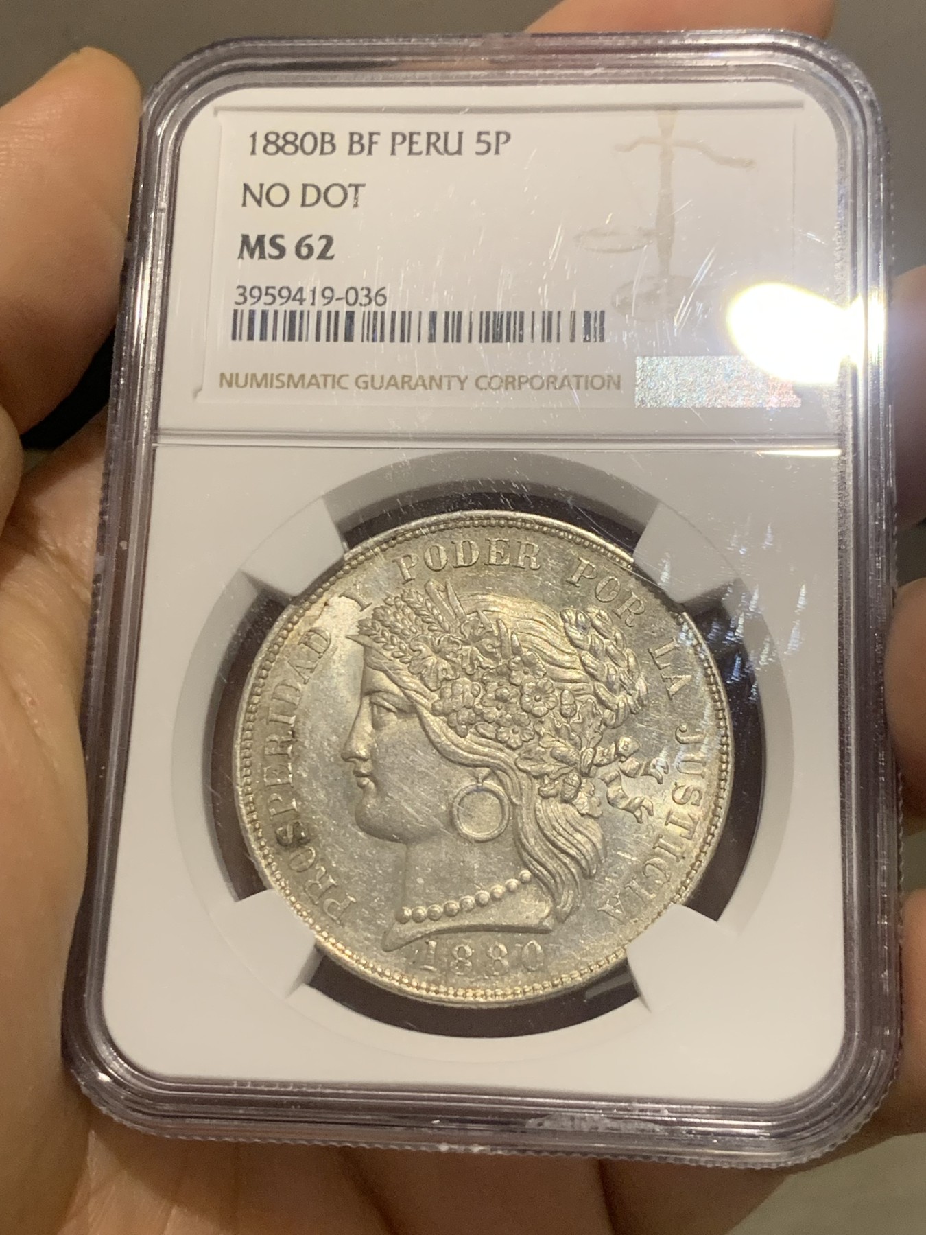 《竞宝斋》第218场-周日，周一 2场 (全场包邮) NGC MS62  1880秘鲁临时政府 单年版 5比塞塔大银币 底光好 细节出众